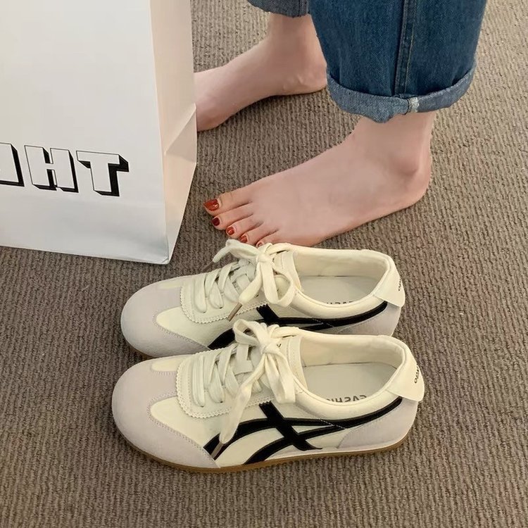 Las celebridades de Internet son delgadas y casuales, los zapatos blancos de cuero plano de entrenamiento alemán, las nuevas zapatillas antideslizantes de fondo suave de todo fósforo de verano 2025 para mujer