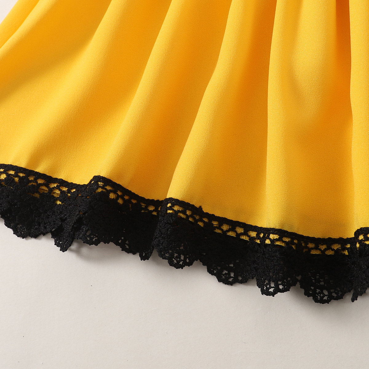 Las niñas de verano 2023 nuevo estilo coreano popular sin mangas costura encaje color sólido niña vestido lindo