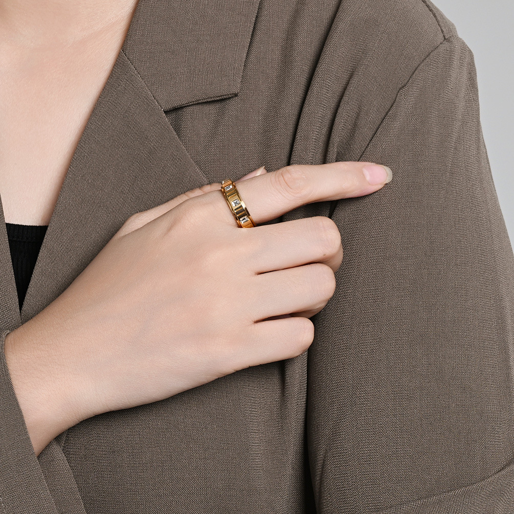 Unique Rotating Emerald Zircon Ring For Women In Titanium Steel_voghion.com
