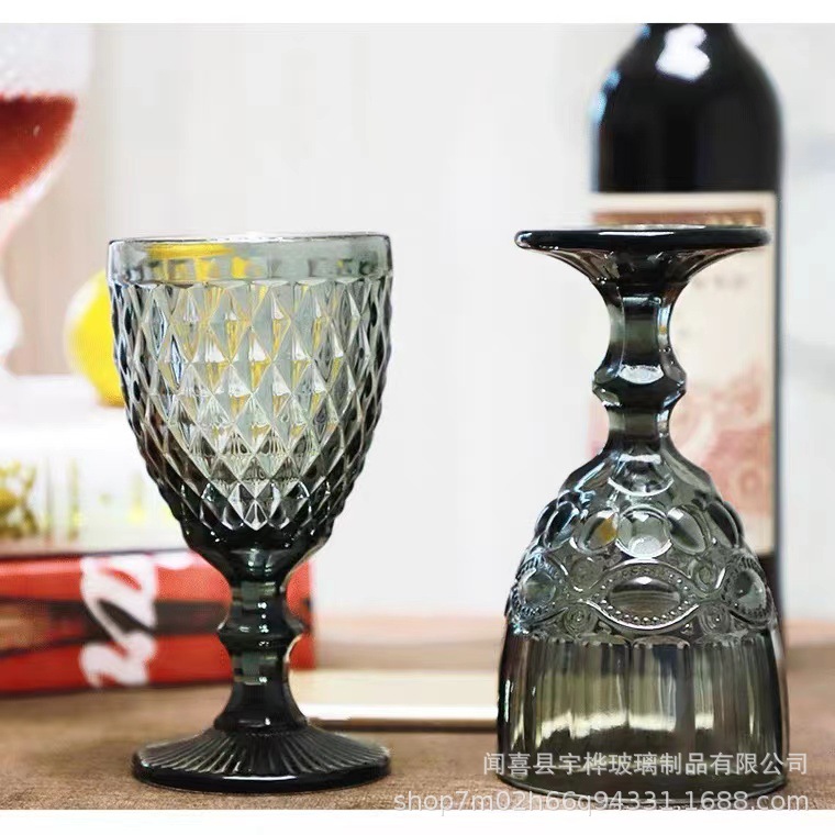Suministro directo de fábrica de estilo europeo en relieve de vidrio de color copa de vino engrosada copa retro transfronterizo taza media conjunto de vino