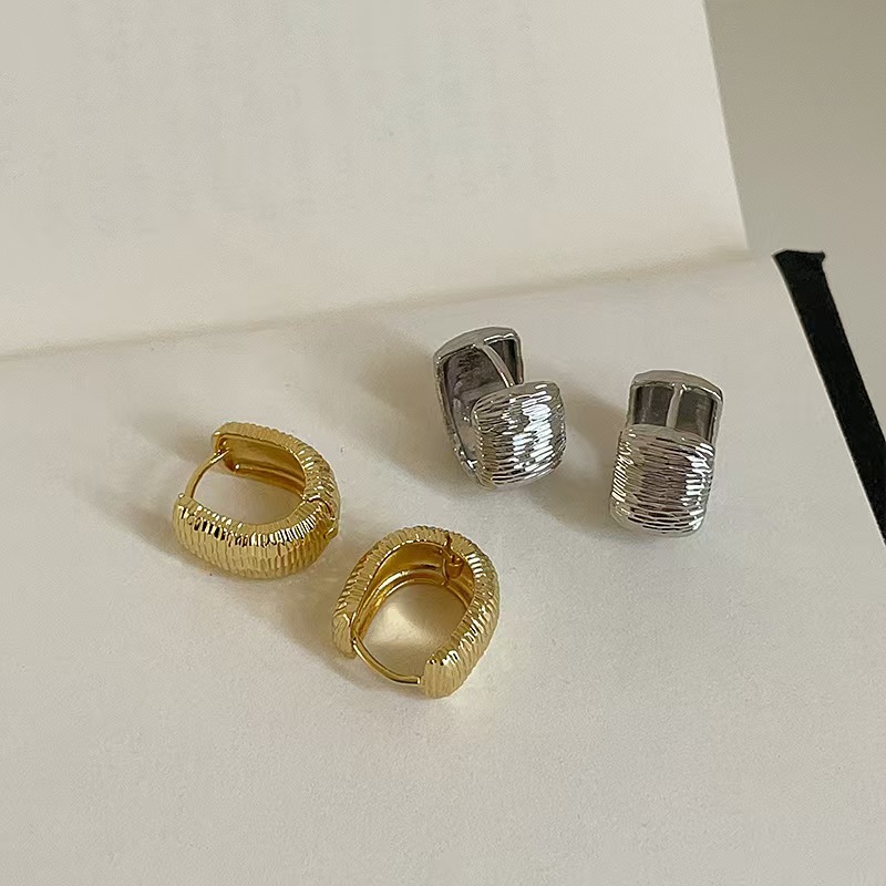 Especial estilo francés ligero de lujo nicho de diseño de pendientes personales fríos adornos de auriculares simples y exquisitos versátiles de alta calidad