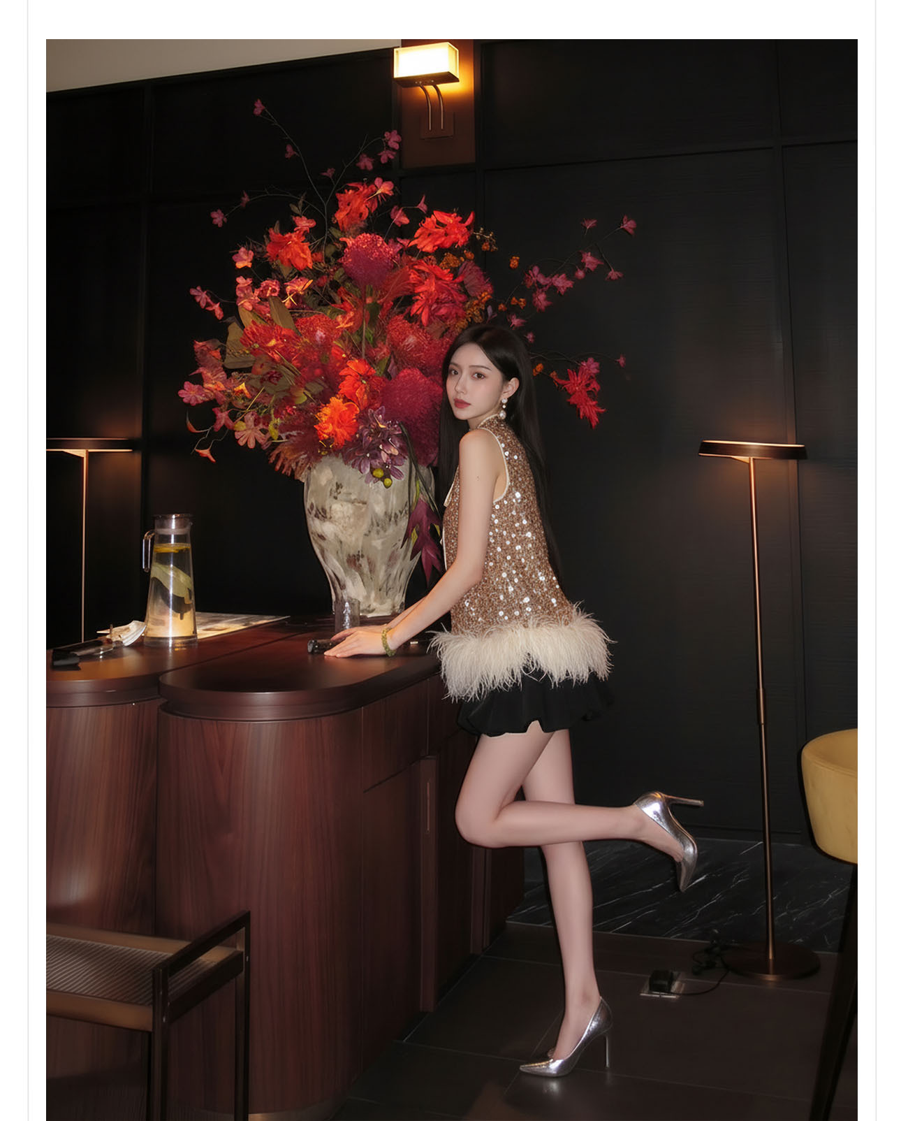 Bộ áo khoác không tay kết hợp váy ngắn phong cách tân cổ điển, đính lông đà điểu và sequin — Lạc đà [Áo khoác không tay], Mơ [Váy ngắn] chi tiết 13