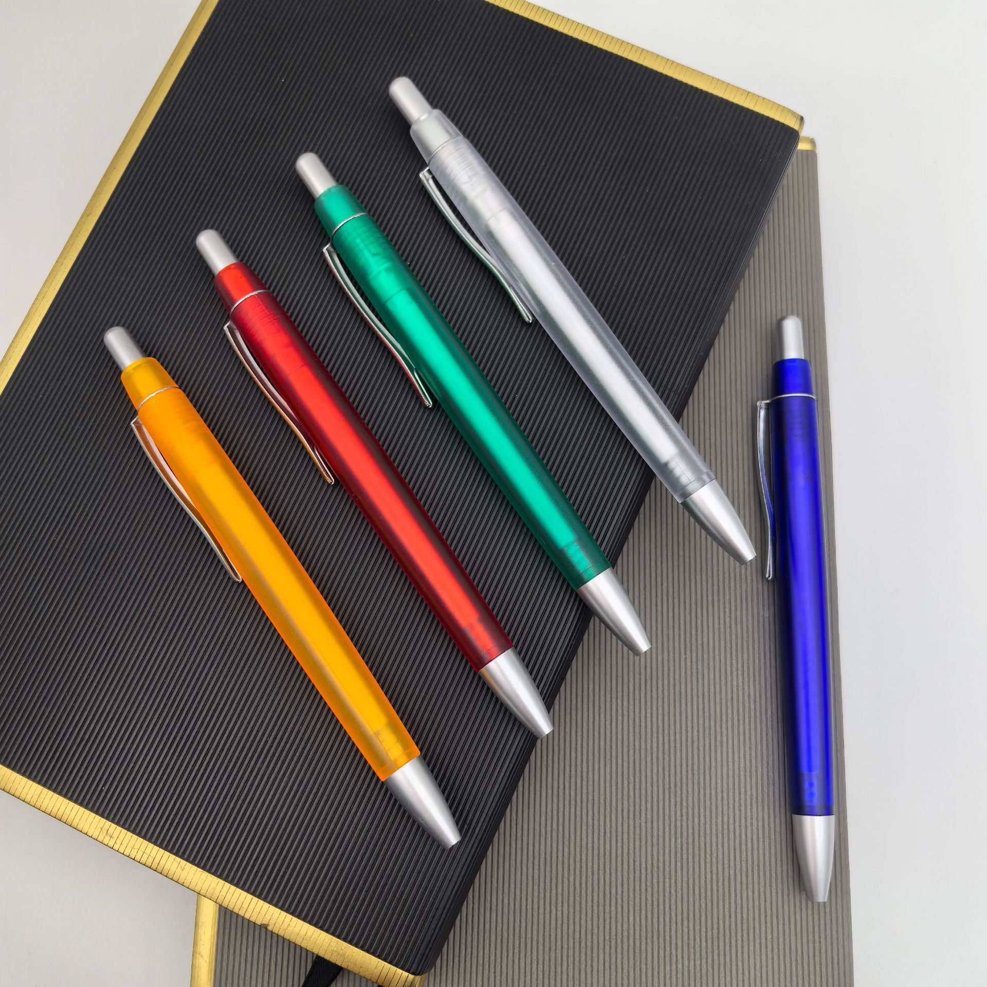 Suministro de bolígrafo de plástico de presión de color, bolígrafo esmerilado, bolígrafo de regalo publicitario, bolígrafo de hotel de promoción al por mayor