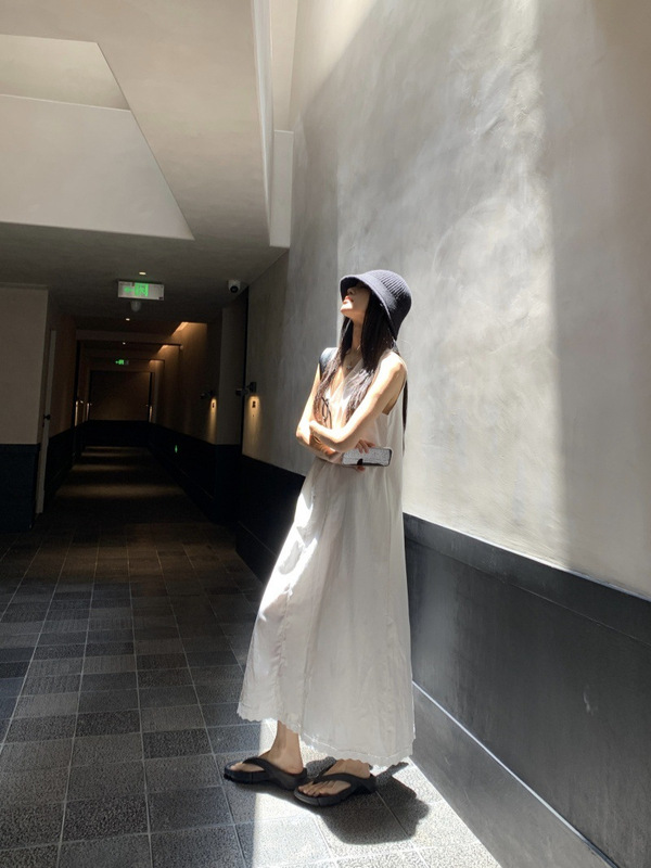 海辺のリゾートスタイルの女性のためのVネックベストドレス夏白ルーズスリムスカートレイジーカジュアルAラインロングスカート|undefined
