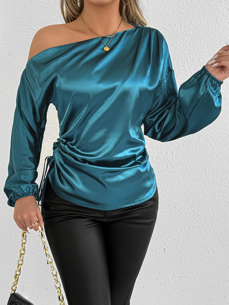 Foto real de ropa de mujer para exportación europea y americana, 25 nuevos estilos de verano, camisa de satén para mujer, camisa azul de satén de manga larga, top con hombros descubiertos.