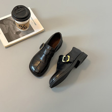 ��aƤ�����@��ƽ����Ƥ����ЬŮ��ɫ�ٴ�ܛ�׆�ЬܛƤ�A�^СƤЬ