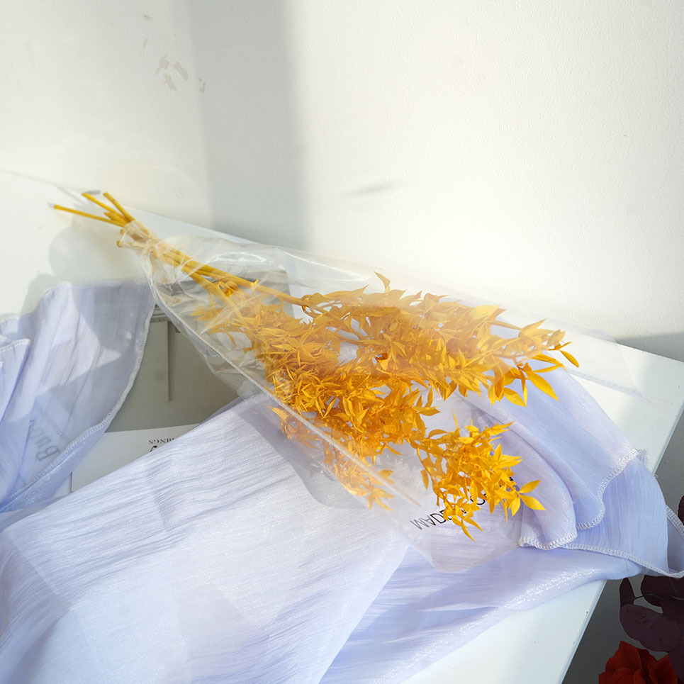 노란색 행운의 잎 한 다발