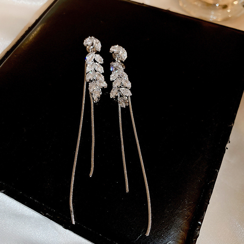 Pendientes de lazo de amor de diamantes llenos de agujas de plata galvanizadas en oro real Pendientes de moda exquisita Pendientes de lujo ligero plateado