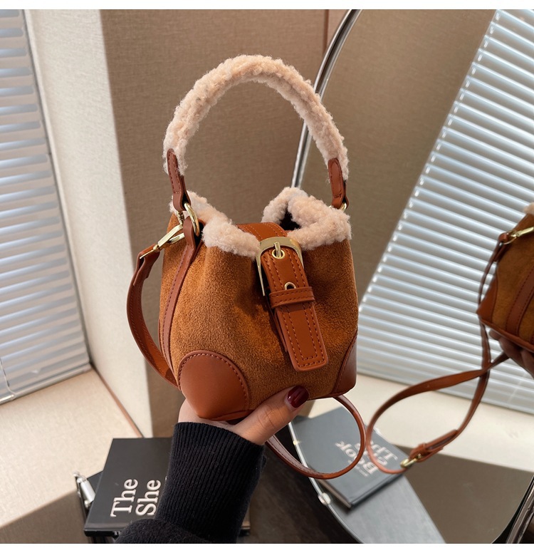 Otoño y invierno nuevo bolso infantil de lana de cordero Meilade mini bolso de cubo retro mochila mochila de mujer