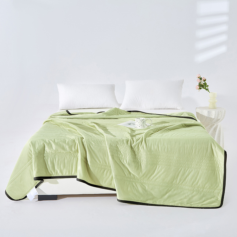 가장자리가 검은색인 녹색 줄무늬