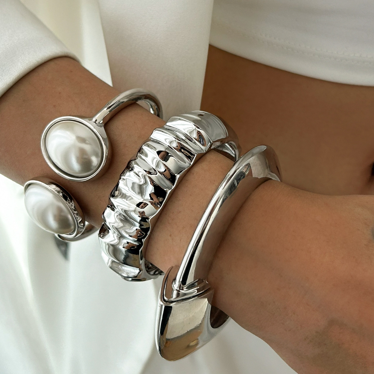 75g Weight Artificial Pearls Inlay Material Bangle Classification Alloy Chain Material Street Occasion Alloy Material Geometric Pattern Women's Gender Plating Design Retro, Exaggerated Style Retro Exaggerated Geometric Artificial Pearls Alloy Bangles Wholesale 2