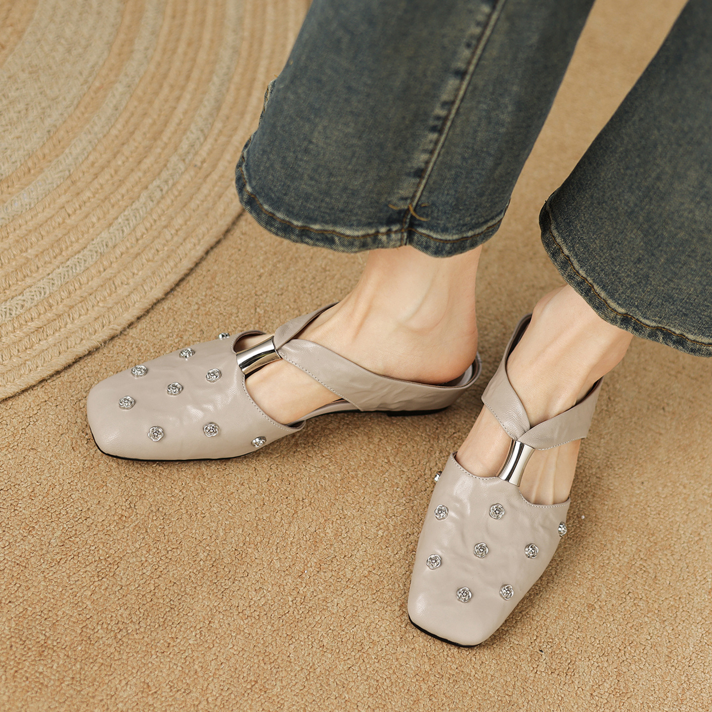 Dép sandal nữ quai chữ V đế bệt da cừu hoa nổi — đen
