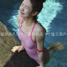 泳衣女2025新款修身显瘦速干游泳馆专业竞速款简约连体学生泳装女