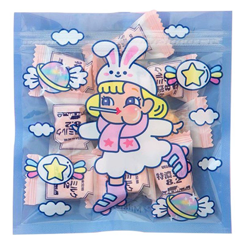 Симпатичная девушка упаковывает самоупакованный мешок для закусок