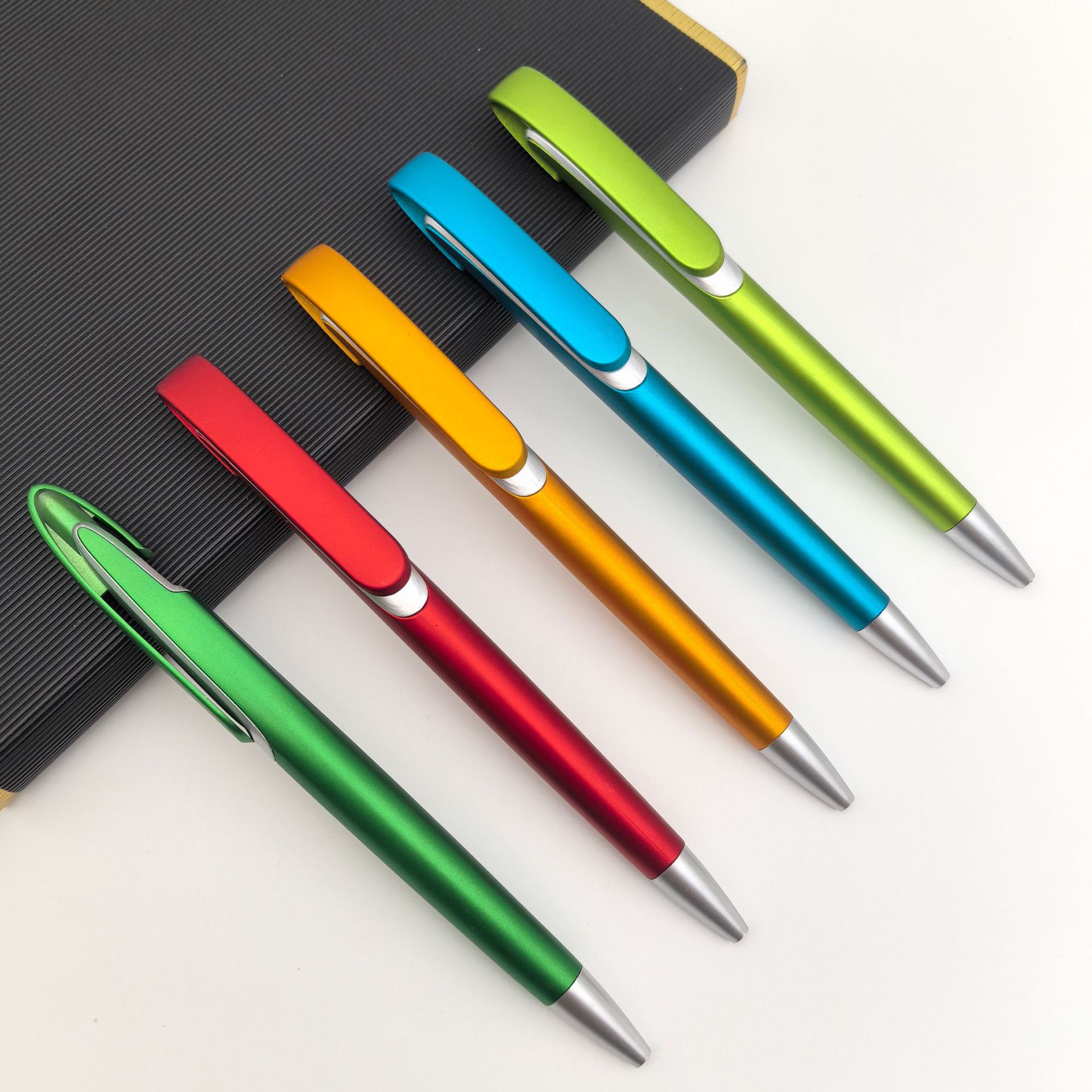 Presione el bolígrafo de plástico de color pulverizado simple doble color publicitario bolígrafo promocional regalos bolígrafo al por mayor logo