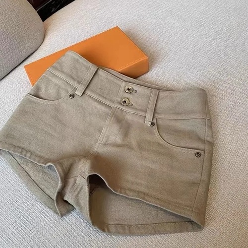 Khaki-colored American-style high-waisted, figure-flattering, bodycon denim shorts—perfect for bold, laid-back, and casual wide-leg pants this summer!