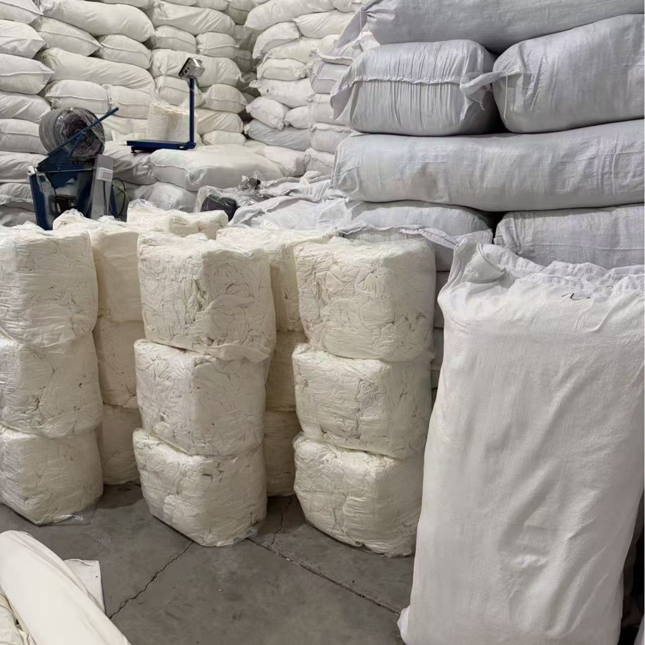 白色棉碎布吸水吸油不掉毛工业抹布厂家现货论斤卖大块全棉擦机布