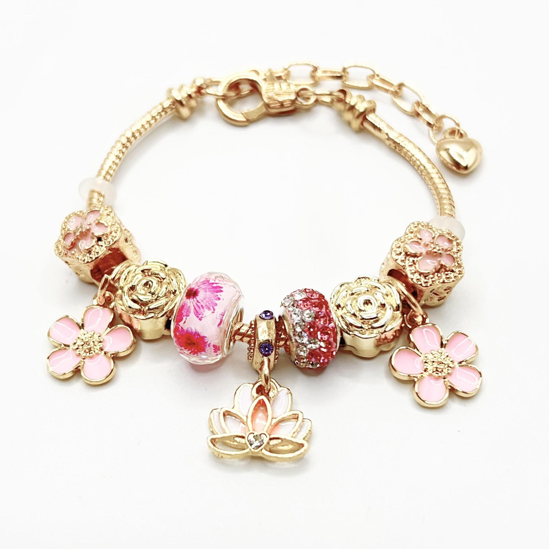 春夏の新型の小清新で甘い少女風のストライプの花の愛の蝶の数珠のブレスレットの透かし彫りのダイヤモンドの手の串