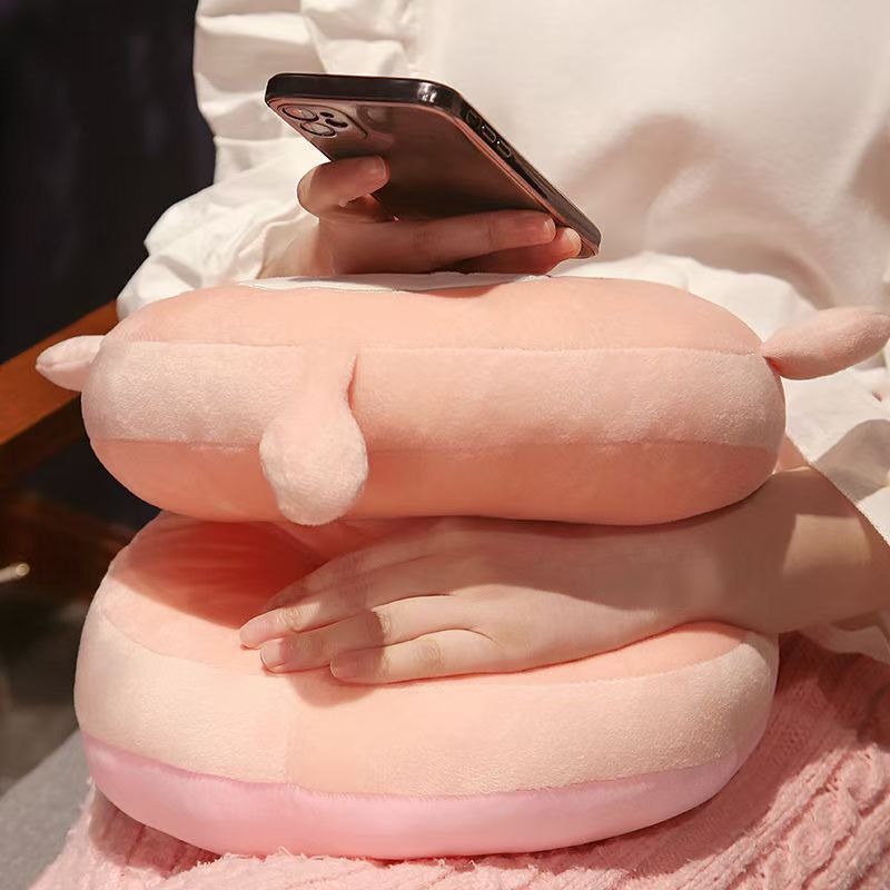 かわいい創意的な昼休みの枕の卵の子のパーティーは腹ばいになります。|undefined