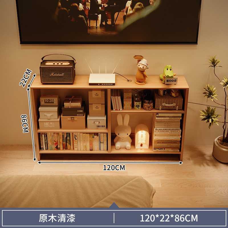 El estante de la pared del televisor está contra la pared, todo el gabinete estrecho de madera maciza, el proyector se coloca debajo del estante largo del decodificador del enrutador