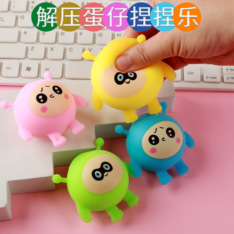 小プレゼントを押して、幼稚園の子供のおもちゃを卸売りします。|undefined