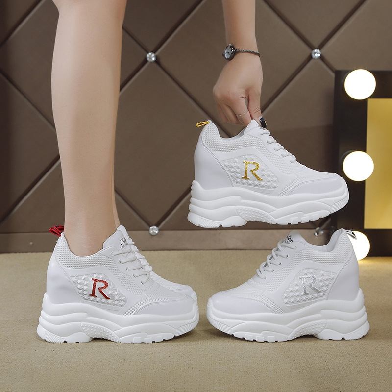 Zapatos de papá para mujeres 2025 primavera y verano super caliente con suela gruesa interior de 5cm de zapatos de malla casuales pequeños