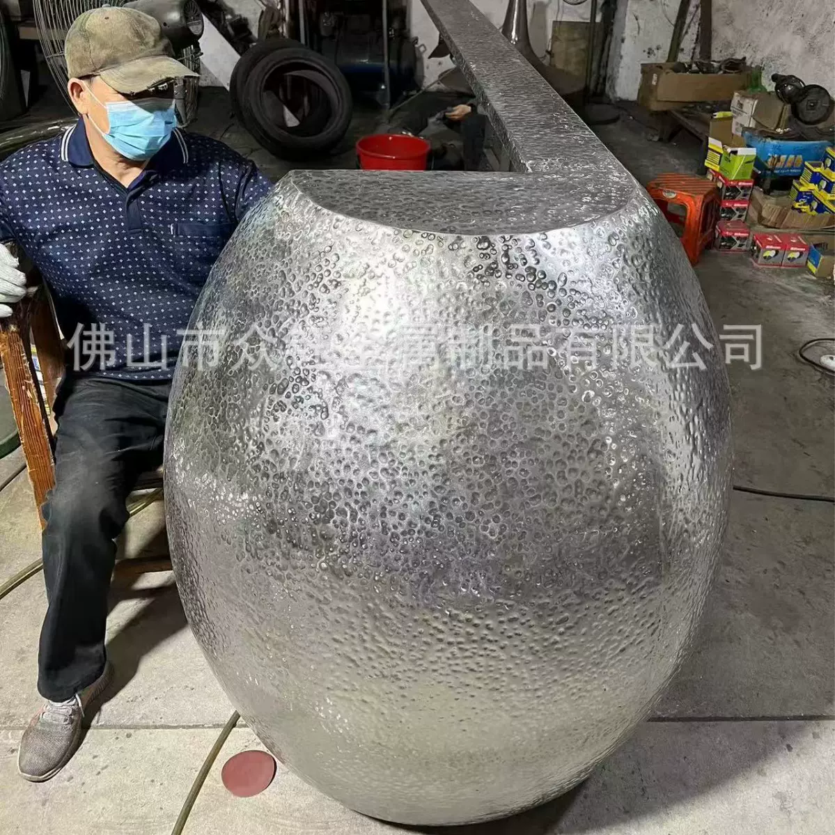 仿铜做旧不锈钢吧台锤纹肌理接待台荔枝纹弧形双曲面服务前台