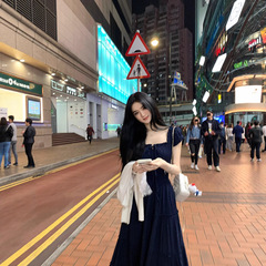 famouswang2025年夏季新款皱皱打揽显瘦方领法式气质长款连衣裙