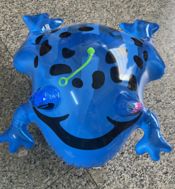 빛과 푸른 수영 개구리