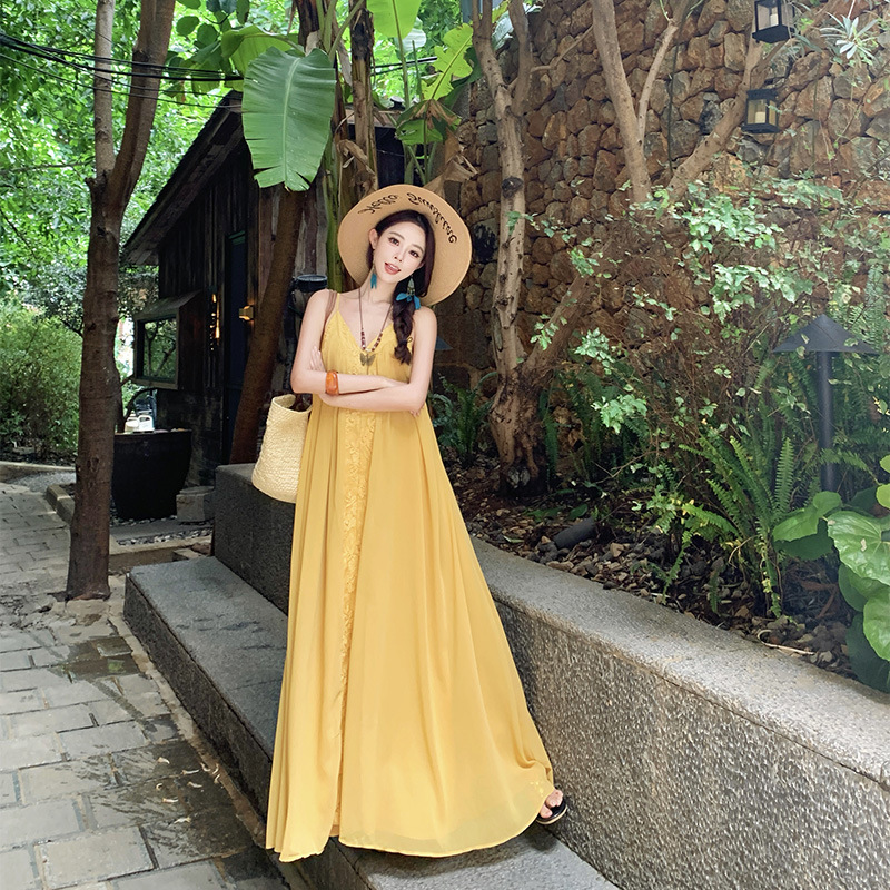 海边度假风黄色吊带连衣裙女2025年夏季新款沙滩裙V领露背长裙子