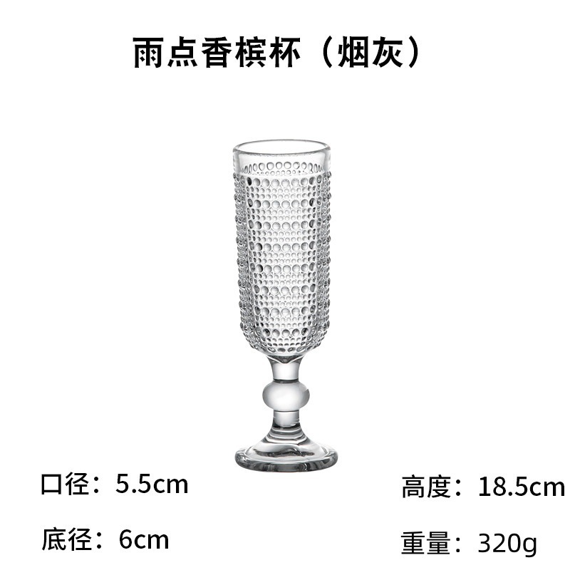 Taza de champán transparente con lluvia