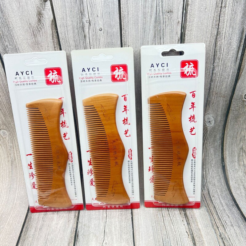 桃の木の櫛は柄の月形の保健の木があります。|undefined