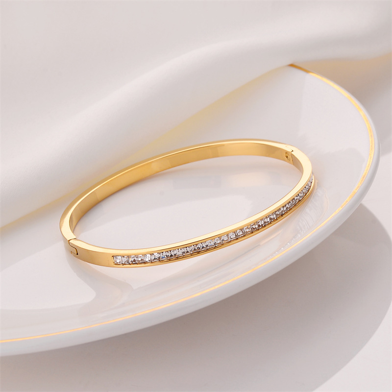 Pulsera de titanio y acero para mujer, diseño moderno y sencillo, pulsera de lujo que no se desvanece, venta al por mayor en stock.