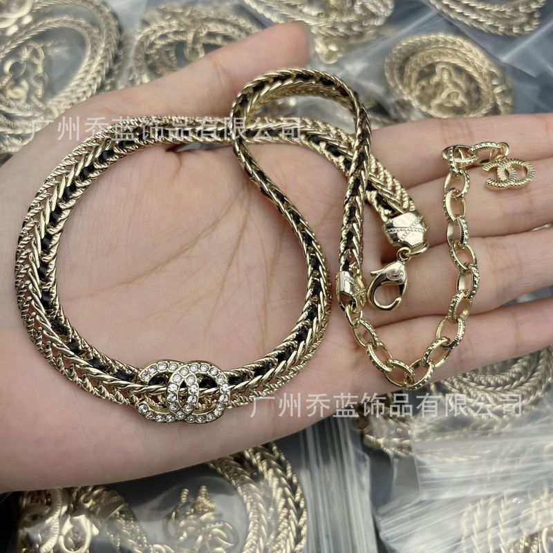 女性用のハイバージョンのXiangjiaダブルCスネークボーンチェーン黒と白のレザーロープネックレス、女性用の多用途でファッショナブルな鎖骨チェーン、卸売ドロップシッピング|undefined