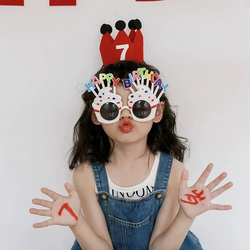 Корона, шляпа на день рождения, очки, реквизит для фотосессии, маленькая девочка 7 лет, счастливый ритуал, детская композиция, атмосфера, украшение