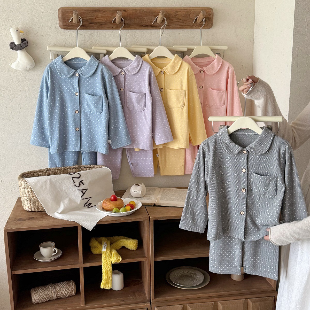 Pajamas infantiles de otoño y invierno abrigo con solapa caliente pantalones de otoño para niños y niñas bebés de clase A cardigan de terciopelo para el hogar