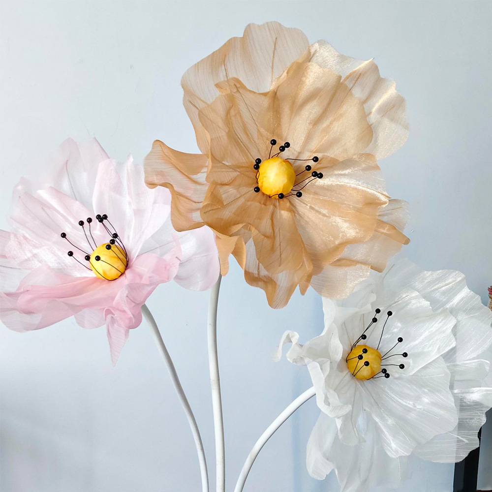 Flores hechas a mano de tela de seda perlada del centro comercial del hotel atrio escénico diseño fotográfico decoración de tarjetas de perforación al aire libre