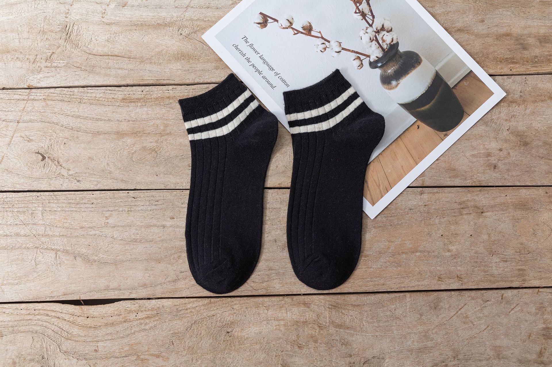 靴下の男性の四季型の平行棒の学院の運動風のinsの潮は簡単に日本の浅い口の低い船の靴下を組み合わせます。