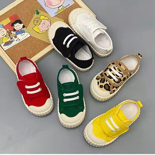 Preschool indoor shoes for babies: soft-soled canvas sneakers—spring-style white shoes for girls, and Velcro-fastened kids' shoes for boys.