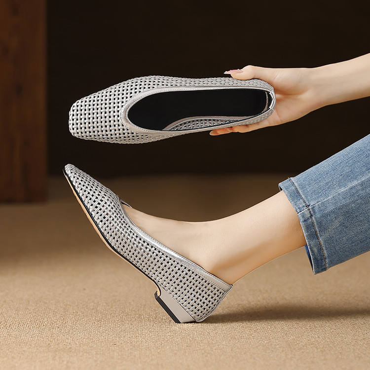 Sandal nữ mũi nhọn gót thấp lưới thoáng khí mũi khoét 2025 — Màu trắng nhạt, bạc