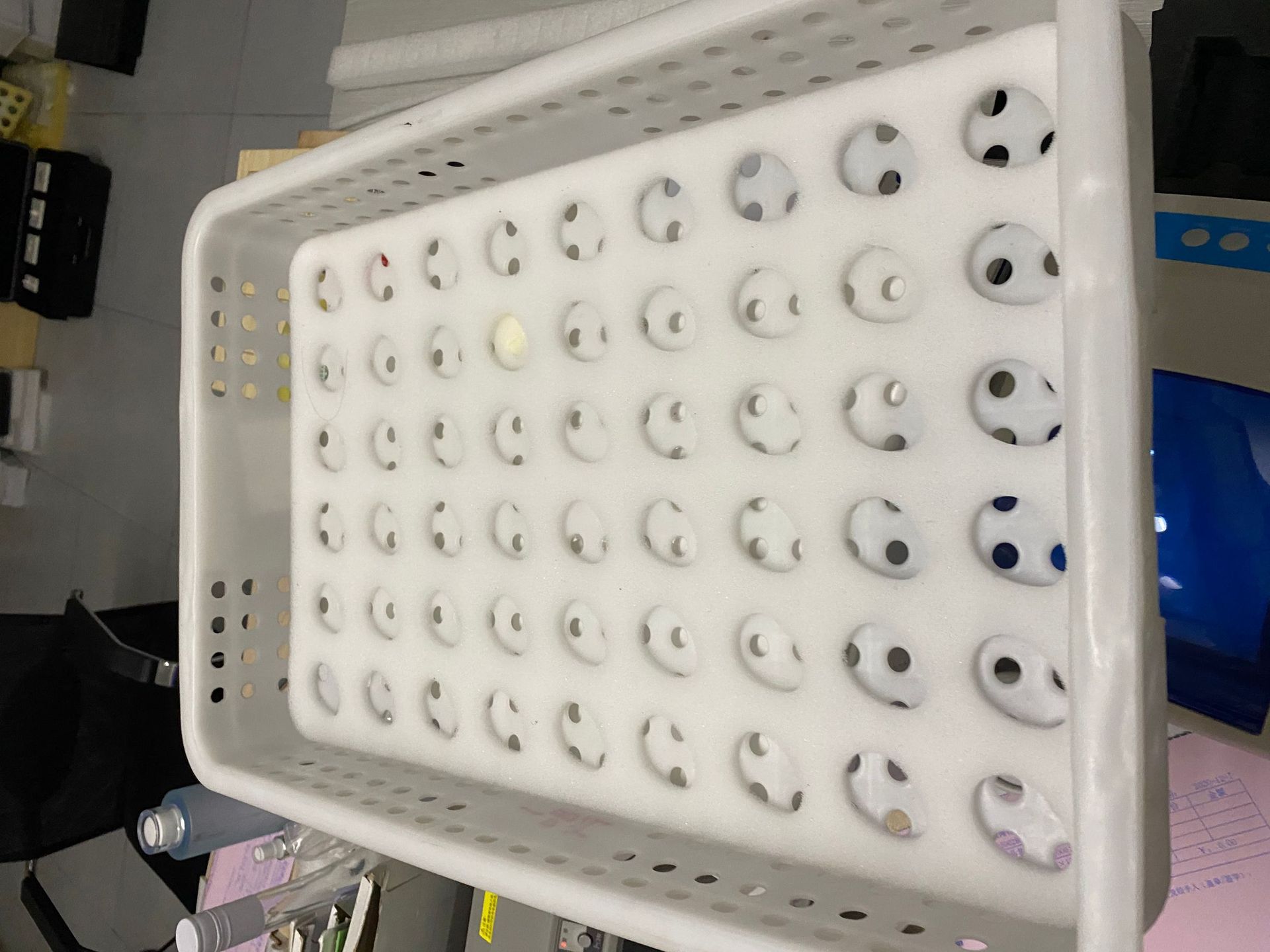 厂家供应草莓白色海绵66枚77枚88枚草莓框子草莓包装海绵