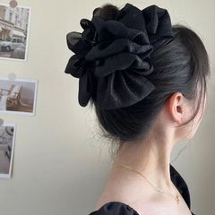 雲の泡の糸は女性の後頭部を挟んで髪をつかみます。