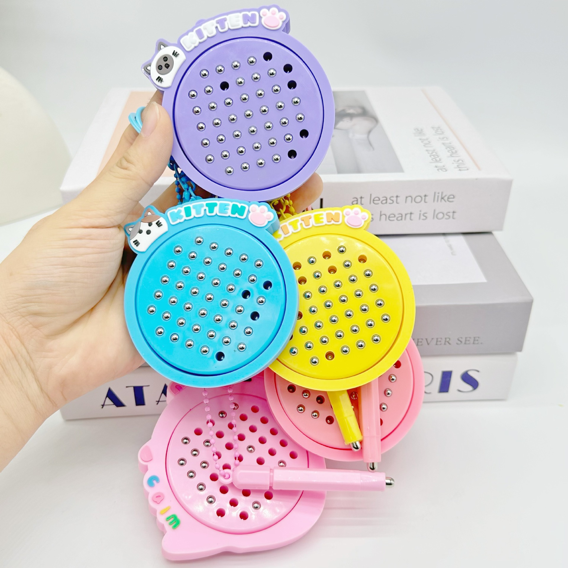 Divertido y divertido tablero de dibujo de bola de acero magnético, colgante de mochila, llavero, descompresión, juguete pequeño creativo, regalo para niños y estudiantes