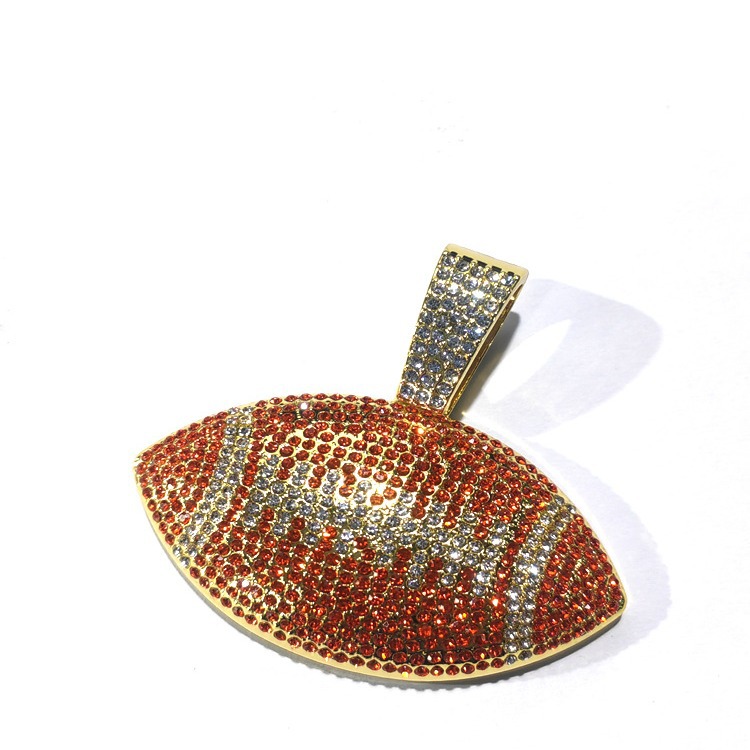 Colgante de aleación de rugby de diamante de color de venta caliente transfronterizo Diseño de moda transfronterizo Color Bola de diamante Hip Hop Collar cubano