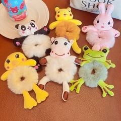 カエルのぬいぐるみの緑の髪の輪の団子の頭はかわいいです。