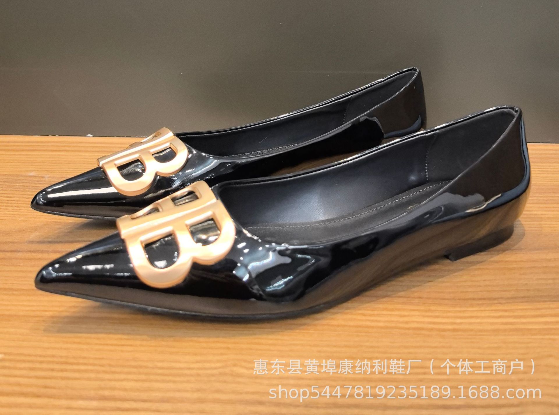 블랙 페이턴트 가죽