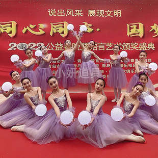 灯火里的中国灯球发光圆球灯舞蹈演出表演手捧走秀手持形合唱道-阿里巴巴