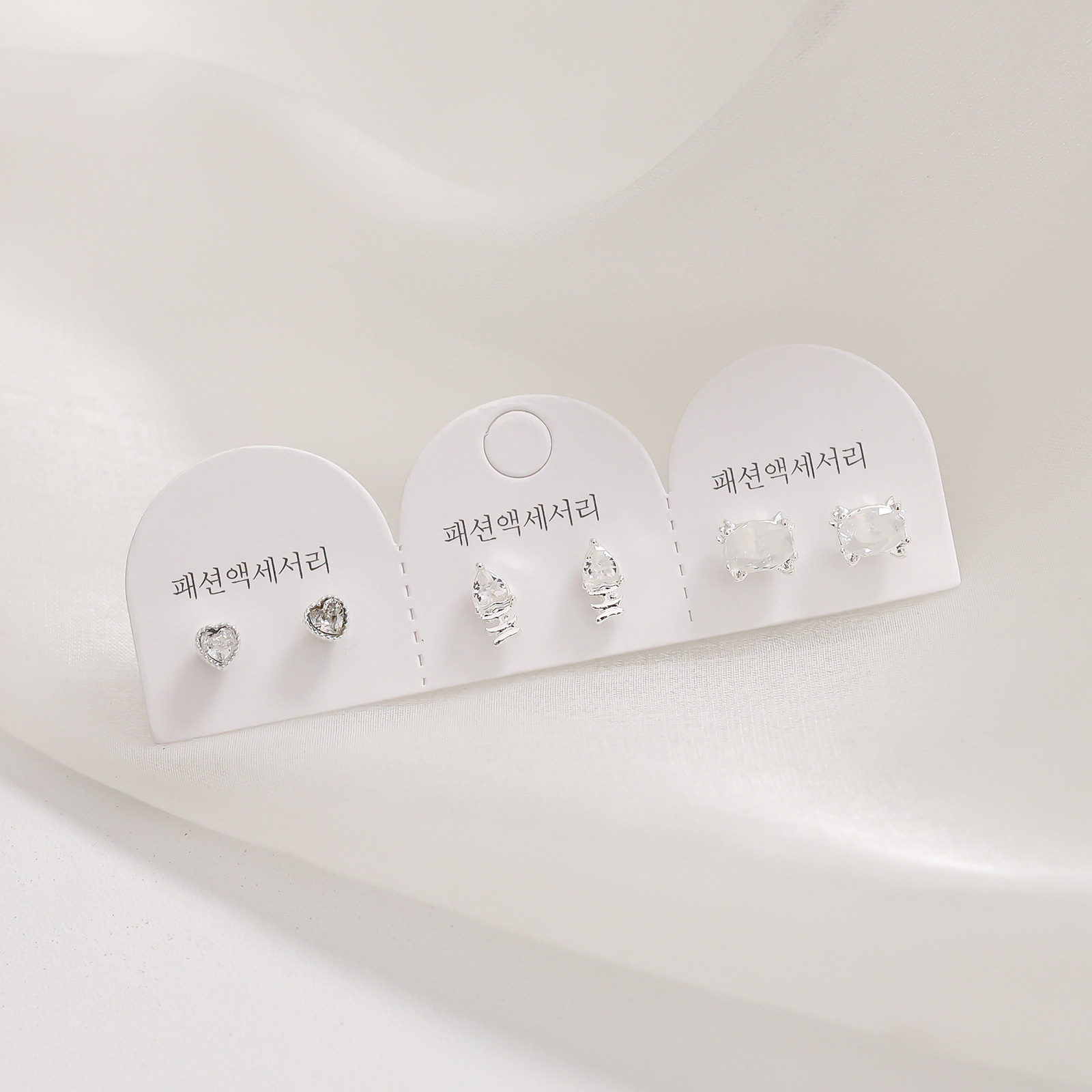 Juego de pendientes de aguja plateados, sencillos y compactos para mujer, pendientes geométricos en forma de corazón, bonitos, dulces y versátiles, venta al por mayor para puestos de mercado