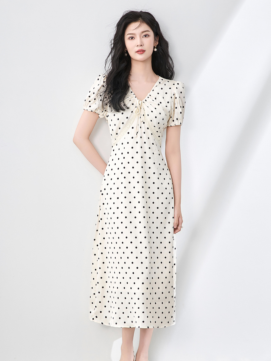 Váy maxi tay phồng chấm bi phong cách Pháp, chất liệu jacquard satin ren rủ — Màu mơ