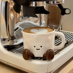 創意的な足の陶磁器のマグカップの個性の高い顔の値の事務室のコーヒーの杯の家庭用牛乳の朝食の杯のカップルの杯